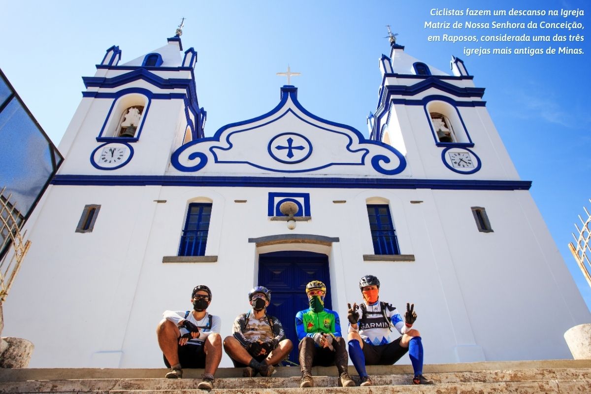 Ciclistas fazem um descanso na Igreja Matriz de Nossa Senhora da Conceição, em Raposos, considerada uma das três igrejas mais antigas de Minas.