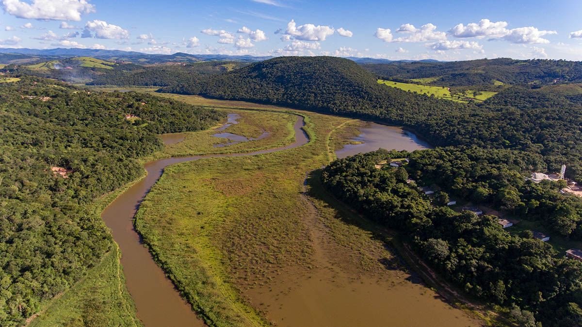 Não parece, mas é um barramento de água: imagem aérea mostra como o assoreamento reduziu área útil da represa da PCH Rio de Pedras.