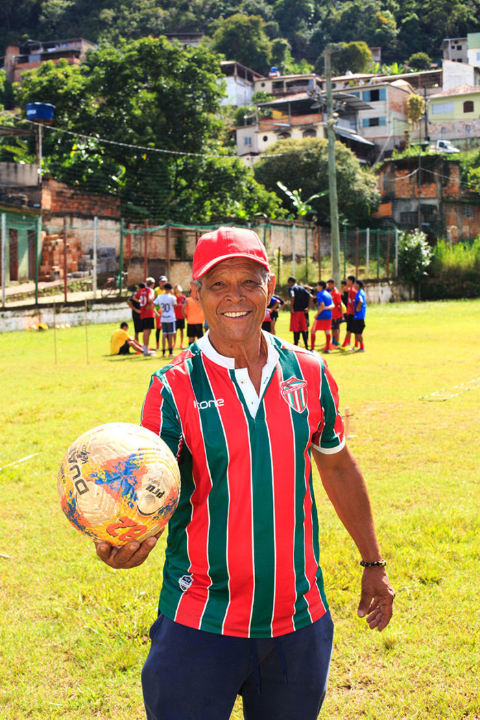 Morador de Raposos, Luizinho é ex-jogador e dirigente do Ideal Sport Club, fundado em 1928. 