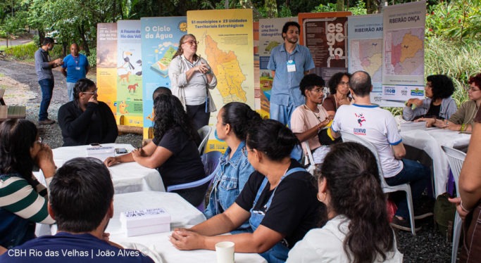 CBH Rio das Velhas fortalece a educação ambiental em festival da UFMG com lançamento de livro e práticas socioambientais